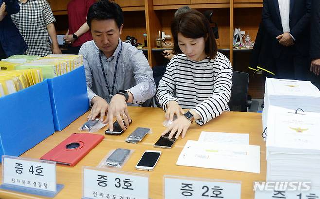 [전주=뉴시스] 김얼 기자 = 백선기 경사 살인사건과 관련한 브리핑이 열린 22일 전북 전주시 전북경찰청 기자실에서 경찰관들이 증거자료를 정리하고 있다. 2023.06.22. pmkeul@nwsis.com