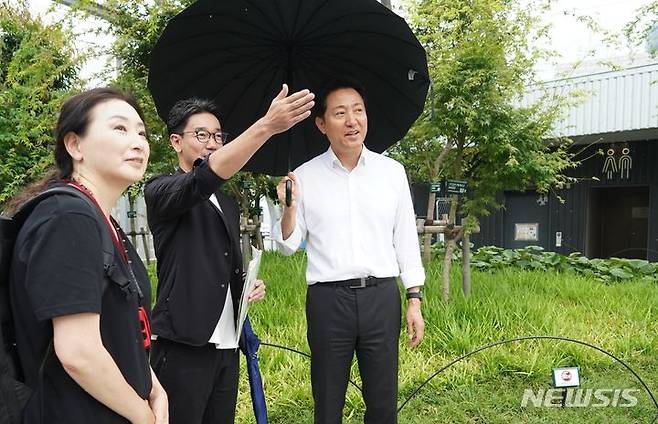 [도쿄=뉴시스]오세훈 서울시장은 지난 27일 일본 시부야구 미야시타 공원에서 설명을 듣고 있다.(제공=서울시)2023.06.27. photo@newsis.com