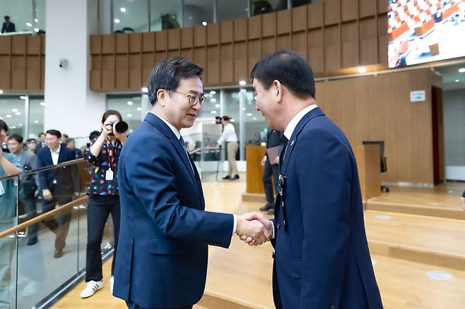 28일 오전 경기도의회 본회의장에서 김동연 경기도지사와 염종현 경기도의회 의장이 인사를 나누고 있다. (사진=경기도 제공) *재판매 및 DB 금지