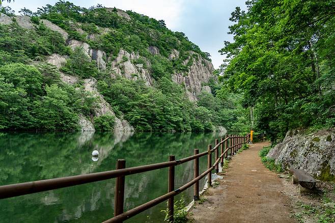 물에 반영된 산을 곁에 두고 걷는 전북 부안 봉래구곡. 촬영 박산하. (사진=한국관광공사 제공) photo@newsis.com *재판매 및 DB 금지