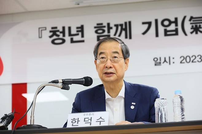 [서울=뉴시스] 한덕수 국무총리는 "29일 오전부터 모레까지 수도권과 강원 지역에 호우 예비 특보가 발령됐다"며 "인명피해를 최소화하는 것이 무엇보다 중요하다"고 28일 말했다. 사진은 지난 27일 충남 천안에서 인사말 중인 한 총리의 모습. (사진=총리실 제공) 2023.06.28. *재판매 및 DB 금지