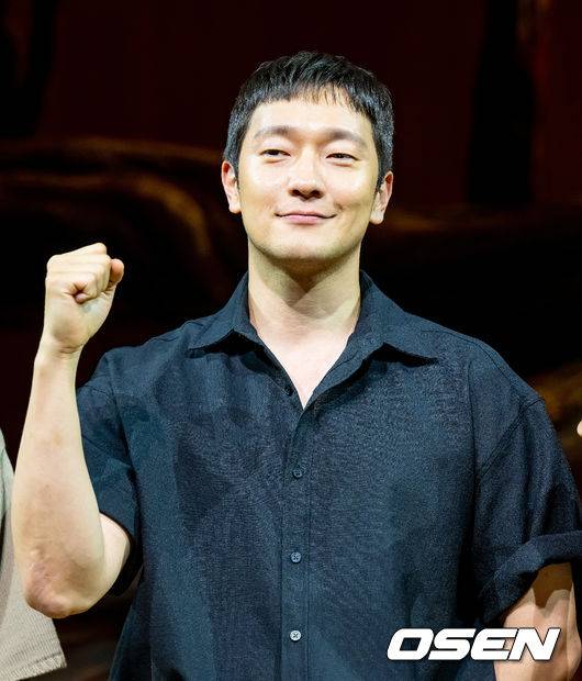 [OSEN=민경훈 기자]무대 위에서 배우 손석구가 포토타임을 갖고 있다.&nbsp;2023.06.27 /rumi@osen.co.kr