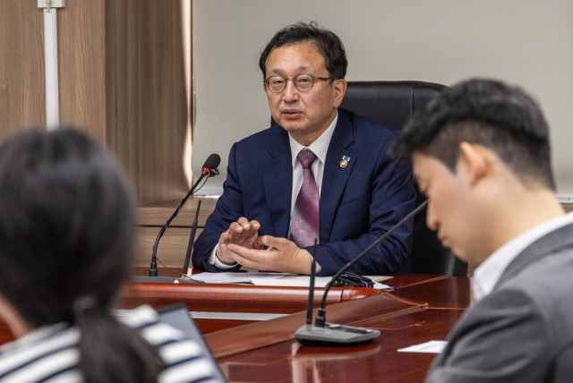 선거관리위원회 채용 비리 실태 전수조사단장을 맡고 있는 국민권익위원회 정승윤 부패 방지 부위원장 겸 사무처장이 28일 오후 서울 종로구 정부서울청사에서 열린 기자간담회에서 선관위 조사와 관련한 상황을 설명하고 있다. 연합뉴스