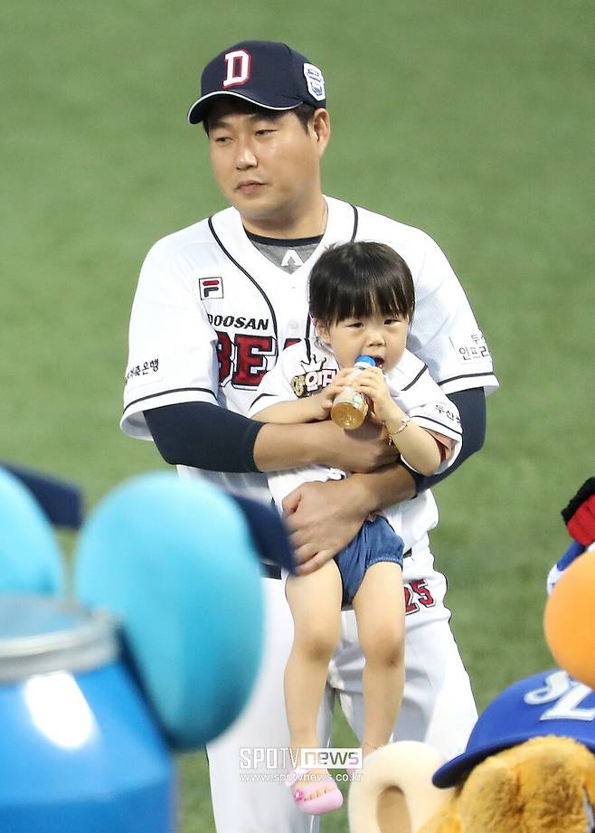 ▲ 2018년 울산에서 열린 올스타전 당시 딸 소율과 함께했던 양의지 ⓒ 곽혜미 기자