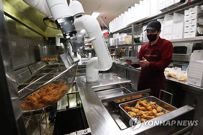 로봇, 치킨 튀기고 탈유 [연합뉴스 자료 사진]