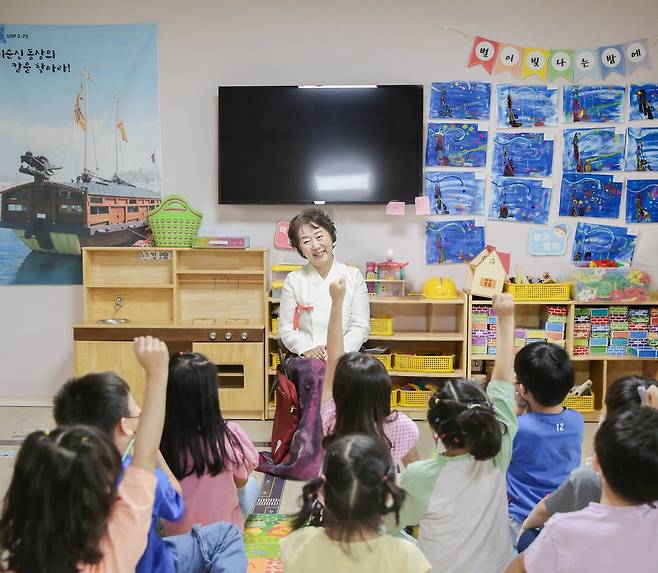 어린이들에게 옛이야기를 들려주는 '6070 이야기예술인'  [문화체육관광부 제공]