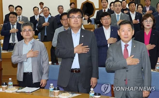 국민의힘, 운동권 출신 초청 특강 (서울=연합뉴스) 한상균 기자 = 28일 국회에서 열린 국민의힘 공부모임 '국민공감' 행사에 운동권 출신 함운경 씨(맨 왼쪽)가 초청 연사로 참석하고 있다. 현재 전북 군산에서 횟집을 운영하는 함 씨는 서울대 재학 중이던 1985년 미국문화원 점거사건을 주도했다. 2023.6.28 xyz@yna.co.kr