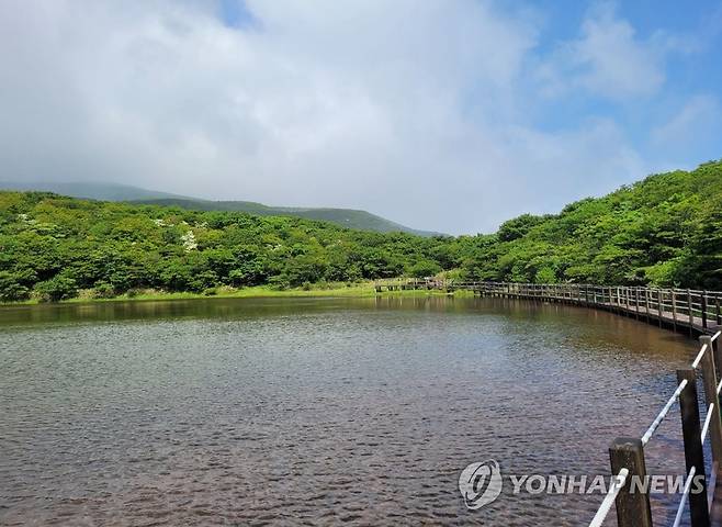 한라산 숨은 비경 (제주=연합뉴스) 지난 24일부터 나흘간 450㎜ 넘는 비가 내린 한라산 성판악 탐방로 인근에 자리한 사라오름 분화구에 28일 오전 물이 가득 고여 마치 산 속의 호수 같은 풍경을 자아내고 있다. 2023.6.28 [독자 김근생씨 제공. 재판매 및 DB 금지] dragon.me@yna.co.kr