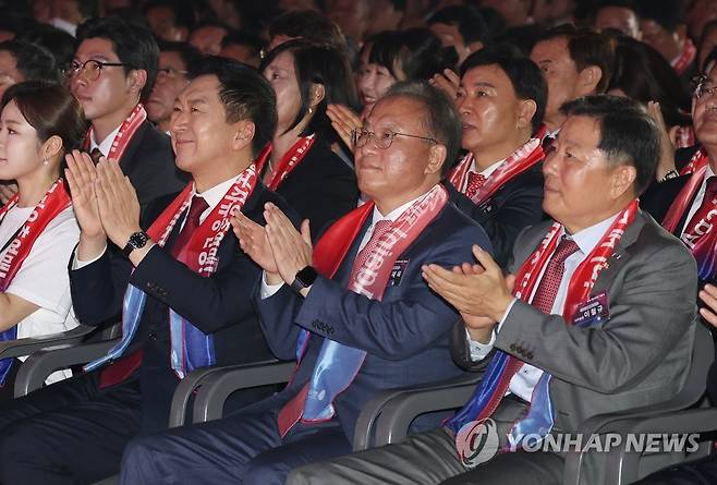 총출동한 국민의힘 지도부 (서울=연합뉴스) 임헌정 기자 = 국민의힘 김기현 대표(왼쪽부터), 윤재옥 원내대표, 이철규 사무총장이 28일 서울 중구 장충체육관에서 열린 한국자유총연맹 창립 제69주년 기념식에서 박수치고 있다. 2023.6.28 kane@yna.co.kr