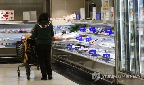 마트에서 장을 보는 소비자의 모습 [연합뉴스 자료사진]