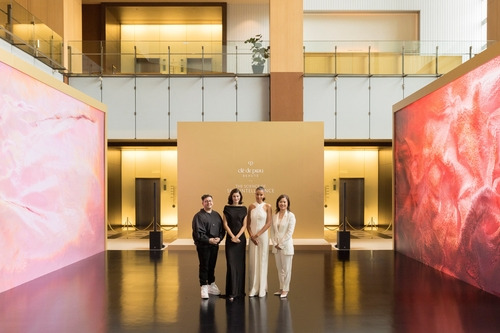 Ms. Mizuki Hashimoto, Cle de Peau Beaute Chief Brand Officer, is joined by Global Brand Ambassadors Diana Silvers and Ella Balinska and internationally renowned media artist Refik Anadol at the unveiling of his bespoke art installation in Tokyo: Unseen Intelligence, inspired from Cle de Peau Beaute Science: Skin Intelligence