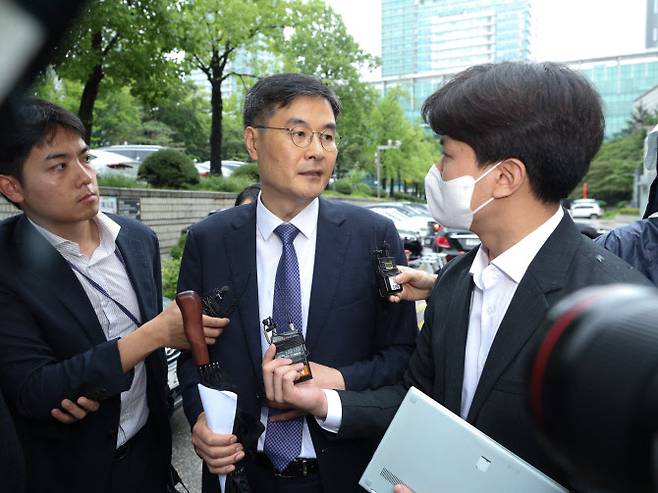 고(故) 이예람 중사 사망 사건을 수사한 군 검사에게 부당한 위력을 행사한 혐의로 기소된 전익수 전 공군 법무실장이 29일 오후 서울 서초구 서울중앙지법에서 열린 선고 공판에서 무죄를 선고받은 후 법정을 나서고 있다. (사진=뉴스1)