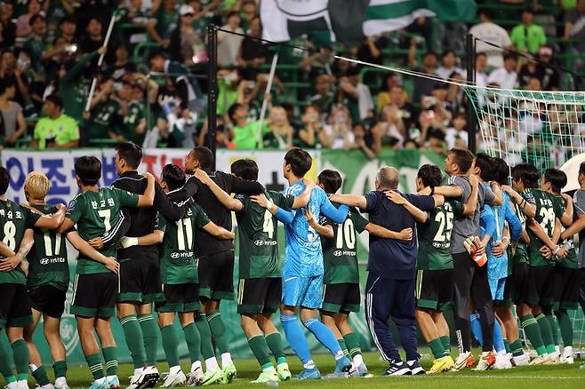 광주FC와의 경기에서 4대 0으로 승리한 전북 현대 선수들이 팬들과 함께 기뻐하고 있다. (전주=연합뉴스)