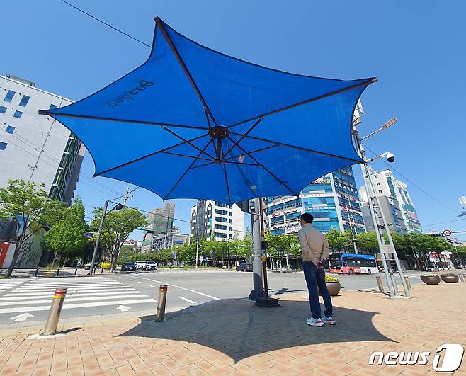 9일 경북 포항시청 광장 횡단보도 앞에 폭염 예방을 위한 대형 우산형 그늘막이 설치돼 있다.2023.5.9/뉴스1 ⓒ News1 최창호 기자