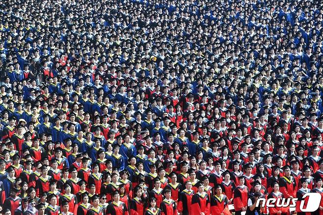 지난 6월 20일 열린 중국 우한대 졸업식. 졸업생들이 셀 수 없을 정도로 많다. ⓒ AFP=뉴스1 ⓒ News1 박형기 기자