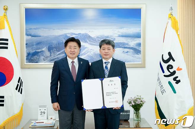 오영훈 제주지사(왼쪽)와 권진호 제주지방노동위원회 위원장(제주도 제공)