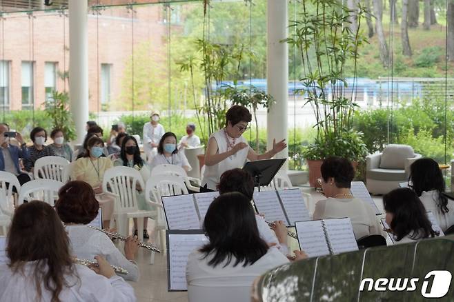 동남권원자력의학원이 병원 로비에서 '희망의 음악회'를 열어 환자와 가족들을 위로했다. 부산아너스플루트오케스트라가 연주를 하고 있다(동남권원자력의학원 제공).