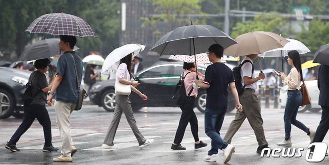 전국이 흐리고 대부분 지역에 비가 내리는 29일 오전 서울 광화문역 인근에서 시민들이 우산을 쓰고 발걸음을 옮기고 있다. 기상청은 저기압과 정체전선의 영향으로 중부 지방 등 지역에 따라 돌풍을 동반한 많은 비가 내린다고 예보했다. 2023.6.29/뉴스1 ⓒ News1 김민지 기자