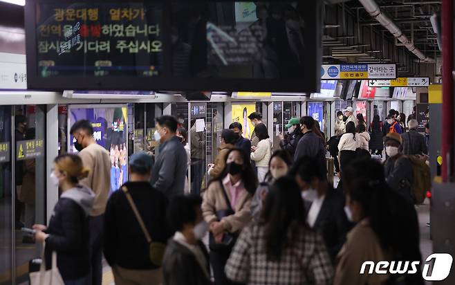 19일 오후 서울 중구 1호선 서울역에서 시민들이 열차를 이용하고 있다. 2023.3.19/뉴스1 ⓒ News1 김진환 기자