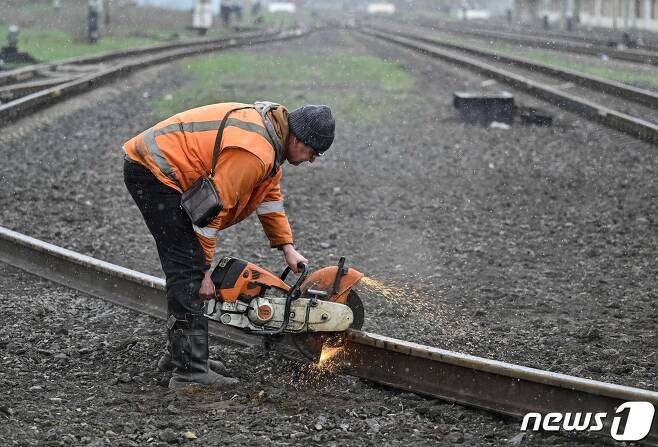 30일 (현지시간) 우크라이나 도네츠크 드루즈키프카에서 철도 근로자가 러시아 구의 포격을 받아 파손된 철로를 수리하고 있다. ⓒ AFP=뉴스1 ⓒ News1 우동명 기자