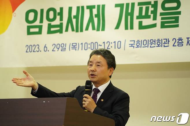 29일 남성현 산림청장이 임업세제 개편을 위한 사유림 활성화 방안 국회 토론회에서 환영사를 하고 있다. (산림청 제공) / 뉴스1