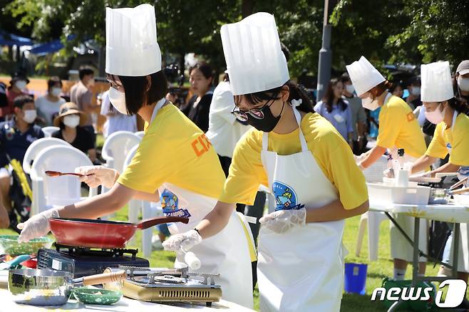 지난 해 8월27일부터 이틀간 구미낙동강체육공원 구미캠핑장에서 열린 라면캠핑페스티벌 '디저트라면 요리 경연대회' 참가자들이 즉석 라면 요리를 하고 있다. 2022.8.27/뉴스1 ⓒ News1 정우용 기자