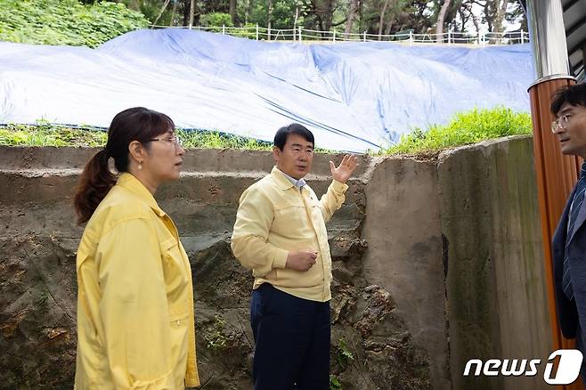 이정선 광주시교육감이 29일 급경사지에 위치한 학교들을 방문해 옹벽 등 위험 시설물을 점검하고 있다.(광주시교육청 제공)2023.6.29./뉴스1