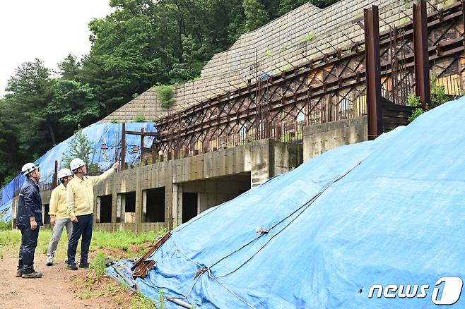 GK상록수고등학교 공사중단 현장을 살펴보고 있는 이민근 안산시장.(안산시 제공)