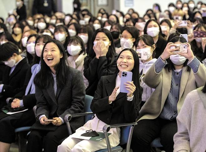 정부는 대학이 학과·학부 단위로 조직을 운영하도록 한 규정을 없애고 대학생들의 전공 선택권을 넓히기 위해 1학년 때도 전과가 가능하도록 하는 내용으로 ‘고등교육법 시행령’을 개정한다고 28일 밝혔다. 사진은 지난 2월 24일 서울 서대문구 이화여자대학교에서 열린 2023학년도 입학식에 참석한 신입생들이 축하 공연을 보며 환호하는 모습. /박상훈 기자