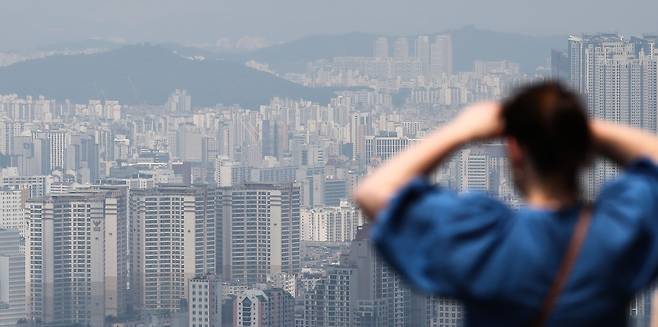 사진은 서울 남산타워에서 바라본 아파트 단지. /뉴스1