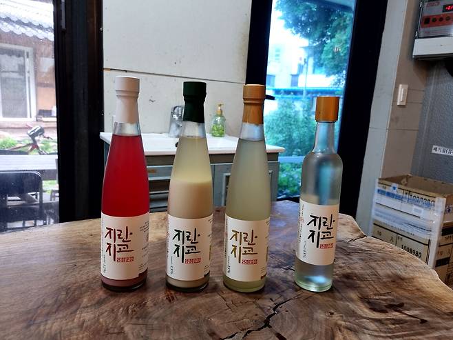 지란지교 술들. 왼쪽부터 지란지교 무화과 탁주, 지란지교 탁주, 지란지교 약주, 지란지교 소주. 무화과 탁주는 레드비트 분말을 넣어 술 전체가 분홍빛이다. /박순욱 기자