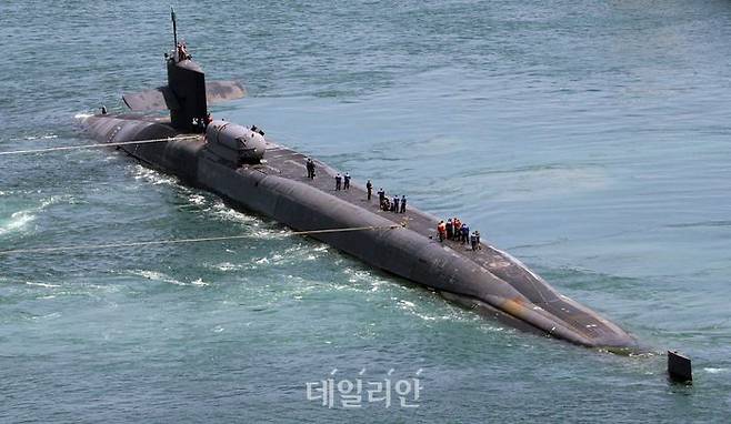 미국 해군 핵추진 순항유도탄 잠수함인 '미시간함'(SSGN-727·1만8000t급)이 지난 22일 오후 부산 남구 해군작전사령부 부산작전기지에 출항하고 있다. ⓒ뉴시스