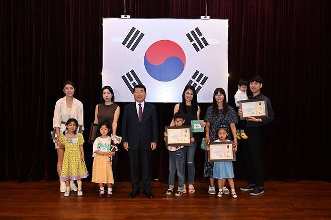 ‘제7회 나라사랑 그림제’ 시상식에 참석한 백경현 시장(가운데)와 수상자들.ⓒ구리시