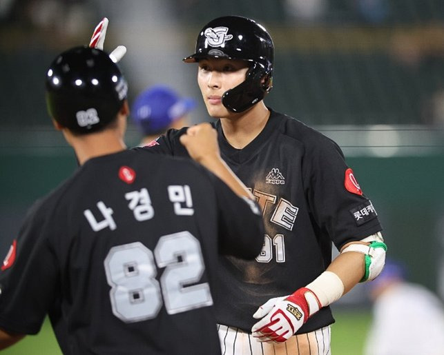 2타점 역전 적시타를 때린 윤동희(오른쪽). 롯데 제공