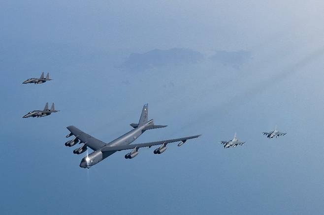 핵무장이 가능한 미국의 B-52H 전략폭격기가 3월 6일 서해상에서 우리 공군의 F-15K·KF-16 전투기와 편대비행을 하면서 연합 공중훈련을 하고 있다. 국방부 제공