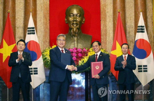 윤석열 대통령과 보 반 트엉 베트남 국가 주석이 임석한 가운데 박진 외교부 장관과 부이 타잉 썬 베트남 외교장관이 '한·베트남 포괄적 전략 동반자' 이행을 위한 대한민국 정부와 베트남사회주의공화국 정부 간 행동계획을 체결하고 있다. 사진 연합뉴스.