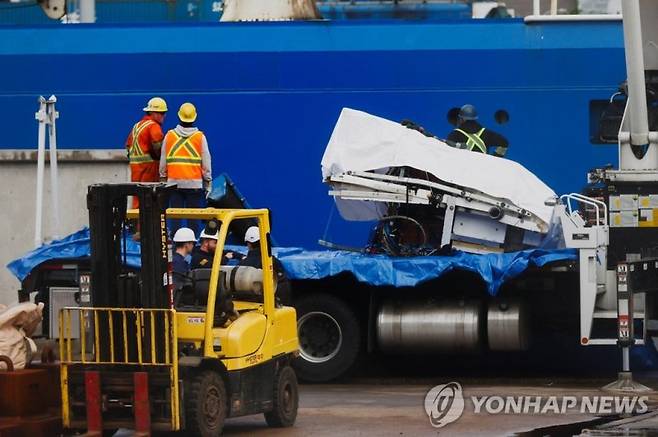 지상으로 견인되는 잠수정 잔해