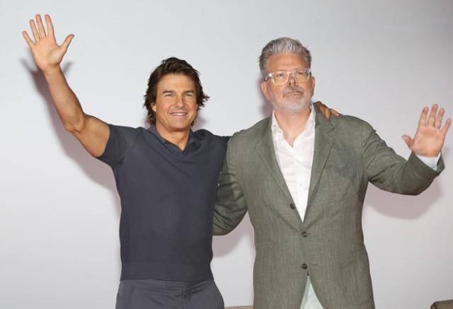 톰 크루즈(왼쪽)와 크리스토퍼 맥쿼리 감독이 '미션 임파서블7'의 내한 프레스 컨퍼런스에 참석했다. 뉴스1