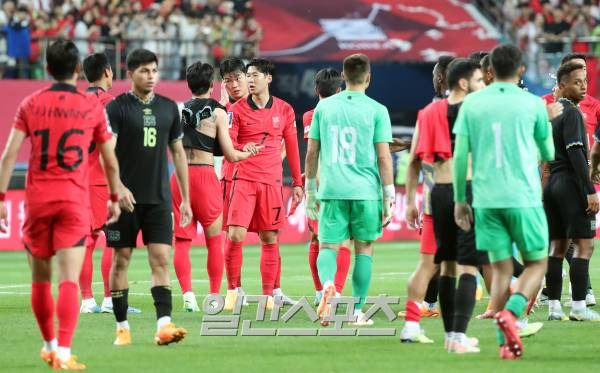 대한민국 축구대표팀과 엘살바도르 대표팀의 A매치 평가전이 20일 오후 대전 유성구 대전월드컵경기장에서 열렸다. 1대 1 무승부로 경기를 마친 대표팀 선수들이 아쉬워하고 있다. 대전=김민규 기자 mgkim1@edaily.co.kr /2023.06.20/