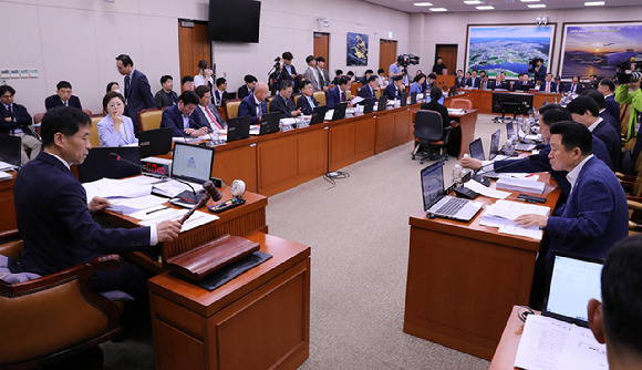 29일 오전 국회에서 국토교통위원회 전체회의가 열리고 있다. [사진=뉴시스]