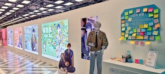 지난달 11~24일 서울 영등포구 더현대에서 열린 웹소설 '데뷔 못 하면 죽는 병 걸림'의 팝업스토어에는 1만5000명 넘는 방문객이 다녀갔다. 사진 KW북스 트위터