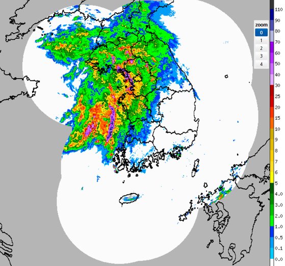 29일 오전 10시 20분 기준 시간당 강수량을 나타낸 레이더 합성 영상. 인천과 경기 북부에 시간당 강수량이 20mm를 넘는 매우 강한 비가 내리고 있다. 사진 기상청