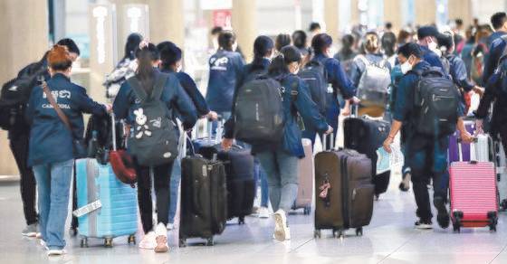 지난해 7월 인천국제공항 제1여객터미널 입국장에 외국인 근로자가 입국하고 있다. 코로나19 사태로 국내 입국 길이 막혔던 외국인 근로자들의 입국이 늘어나고 있다. 뉴스1