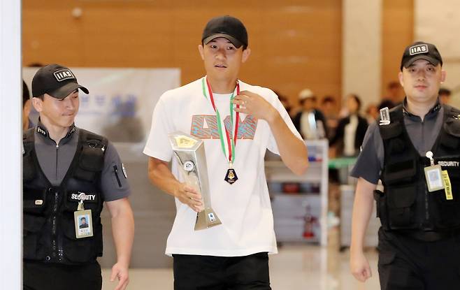 이탈리아 프로축구 세리에A 나폴리의 수비수 김민재가 최우수 수비수상 트로피를 들고 6일 기초군사훈련 입소를 위해 인천국제공항을 통해 귀국하고 있다./사진=뉴스1