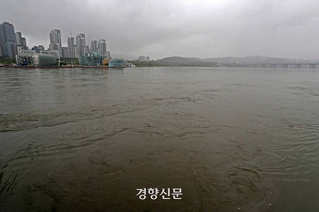 수도권 대부분 지역에 호우주의보가 발령된 29일 서울 서초구 잠수교 일대 한강의 수위가 높아지고 있다.