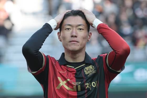 Hwang Ui-jo swirled in a controversy after explicit pictures from his smartphone that the football player claimned was stolen was posted online. [YONHAP]