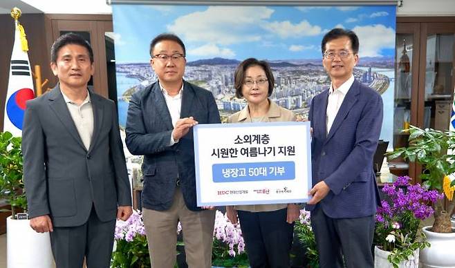 HDC현대산업개발은 28일 김성철 용산구의회 의원, 박희영 용산구청장, 신왕섭 HDC현대산업개발 실장, 이경직 용산복지재단 사무국장 등이 참석한 가운데 용산복지재단에 홀로 사시는 어르신들과 폭염 취약계층이 시원하게 여름을 날 수 있도록 냉장고 기부 전달식을 진행했다. (사진은 왼쪽부터 김성철　용산구의회 의원, 신왕섭 HDC현대산업개발 실장, 박희영 용산구청장, 이경직 용산복지재단 사무국장)