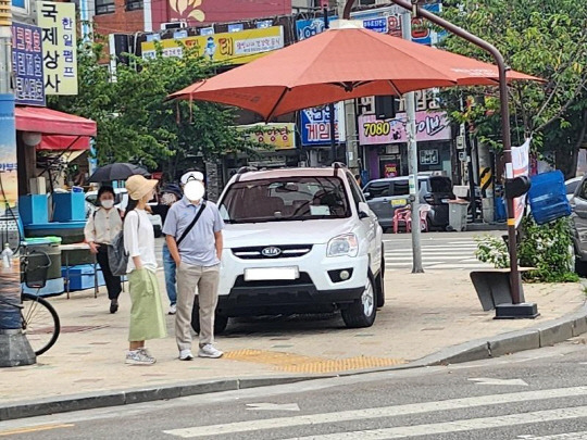 인도에 설치된 그늘막 아래 주차된 차량. 온라인 커뮤니티 캡처