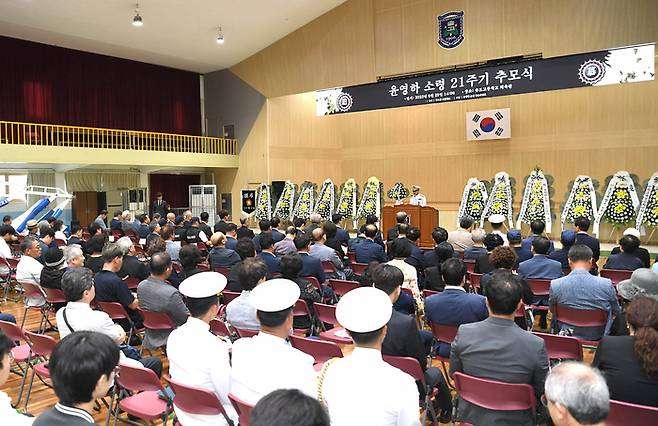 해군 인천해역방어사령부는 호국보훈의 달(6월)과 제2연평해전 승전 21주년을 맞아 29일 제2연평해전 영웅인 고(故) 윤영하 소령의 모교인 인천 송도고에서 추모식을 개최했다. <사진=인천해역방어사령부>