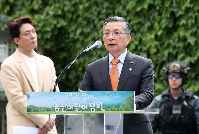 [서울=뉴시스] 홍효식 기자 = 이한준 한국토지주택공사(LH) 사장이 4일 서울 용산 대통령실 앞 미군기지 반환부지에 조성된 용산어린이정원 인근에서 열린 개방행사에서 경과보고를 하고 있다. 2023.05.04.